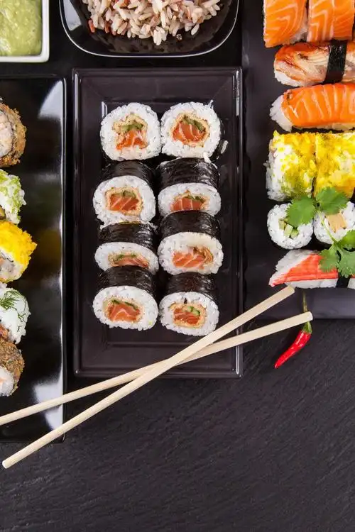 桌上的一壶茶和寿司特写素材-高清图片-摄影照片-寻图免费打包下载