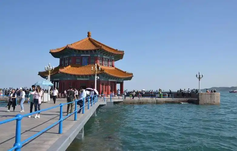 青岛栈桥青岛栈桥有着一百多年的历史.