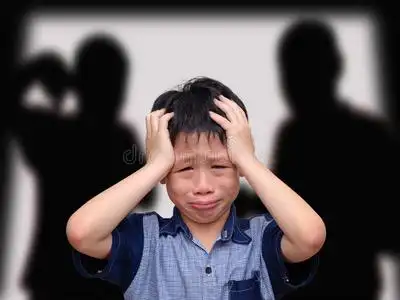 动漫哭泣男孩图片