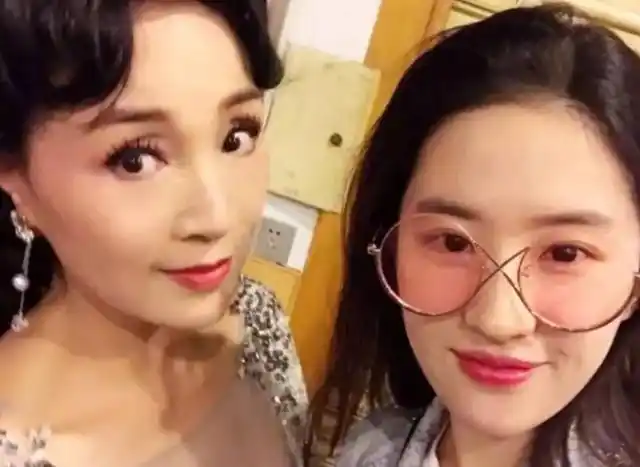 "全家最丑"刘亦菲,以为只是玩笑,看到照片才发现是真的