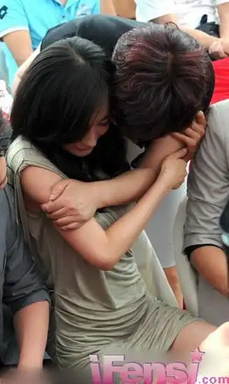 杨幂公然遭骚扰 冯绍峰旁观