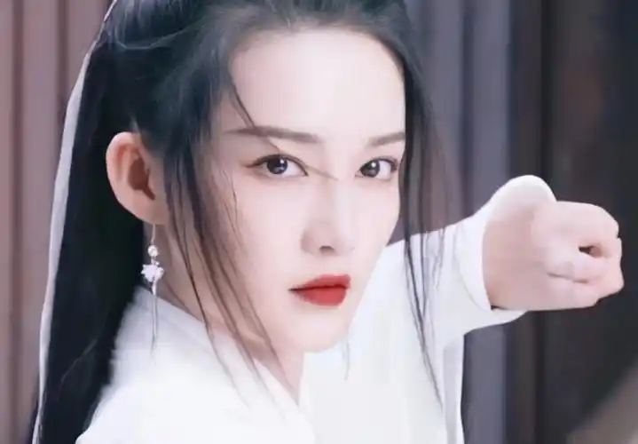 李沁经典作品续作来了时隔2年再出新作还是白裙经典造型