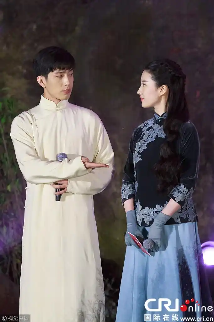 刘亦菲民国装气质清新井柏然为其撑伞cp满满