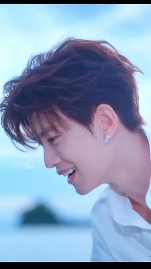 永远都为#任嘉伦 的颜值着迷,这完美的侧脸