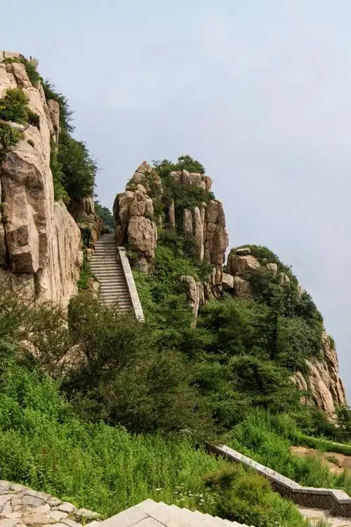 玉皇庙建在泰山的玉皇顶,为泰山地势最高的建筑物,这里曾是历代帝王