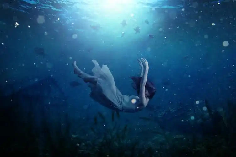 女孩梦水下4k壁纸