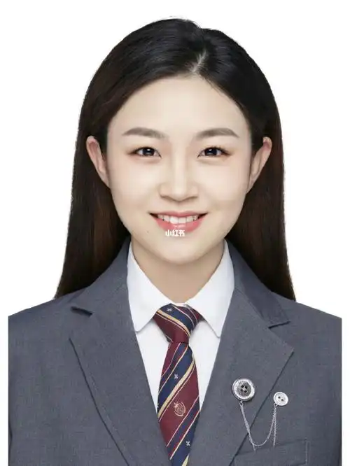 真的推荐大家拍一组海马体本白底色,灰色正装的证件照!