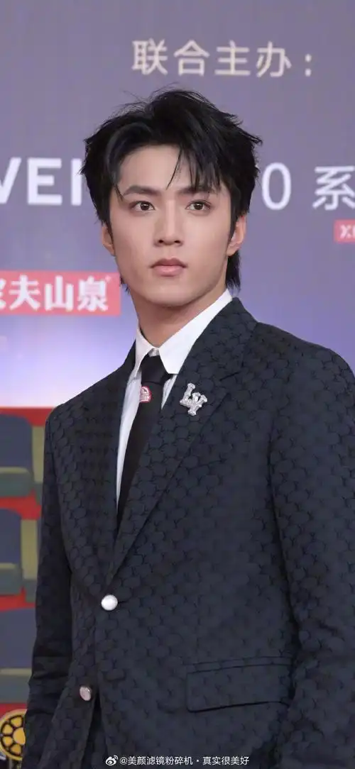 刘耀文要和关晓彤合照