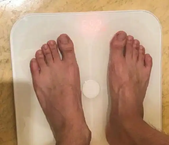 李易峰晒自拍曝体重仅132斤却被一双脚实力抢镜