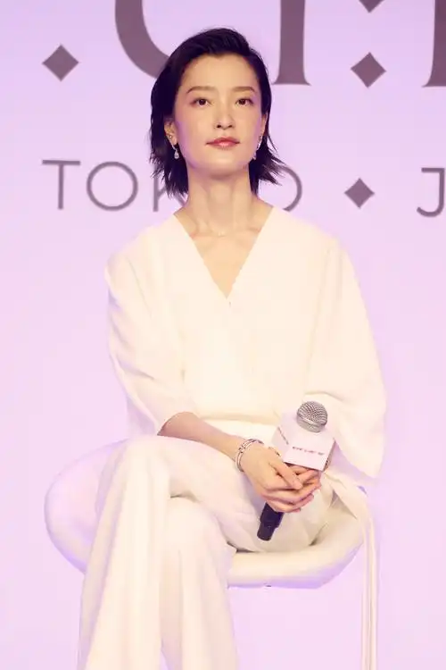 超模杜鹃一袭白衣气质脱俗短发配锁骨抢镜