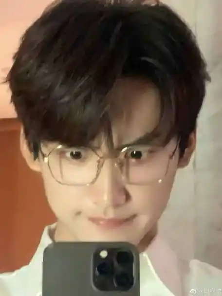 周柯宇戴眼镜了