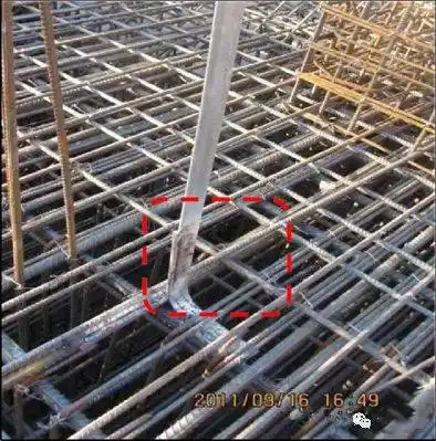 可利用圈梁内两条主筋焊接成闭合圈,此闭合圈必须与所有的引下 线连接