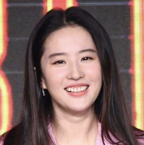 其实就算刘亦菲修正了牙龈问题,她也不适合营销笑容,因为她的脸比较窄