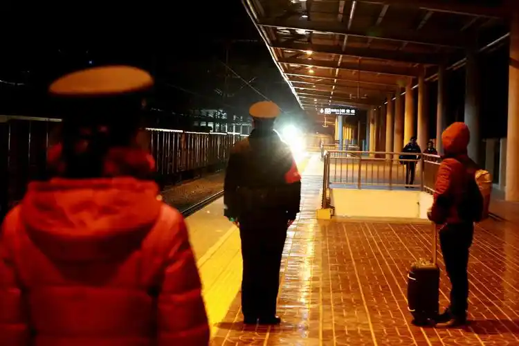 2019年12月31日晚站台上新警田磊和客运员等待列车驶进.