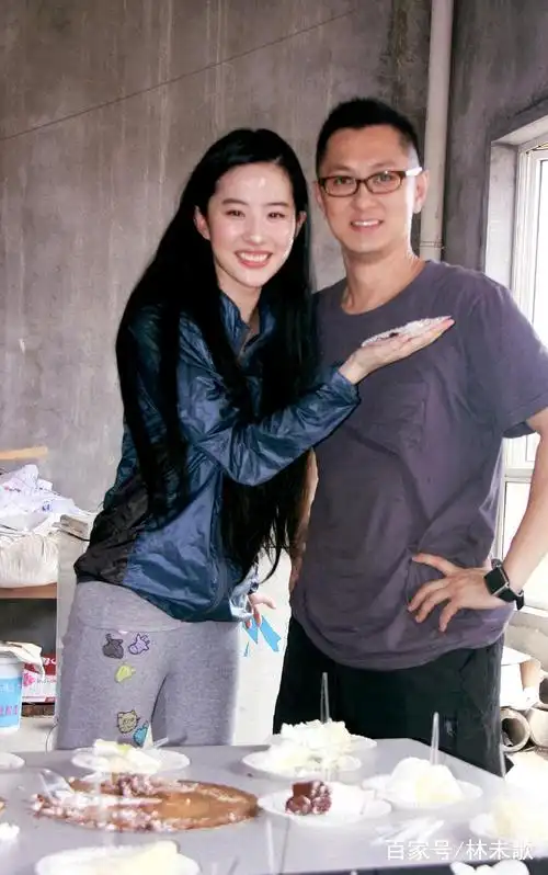 刘亦菲与友人合影的生活照,笑容清甜,眼神温柔不掺杂质