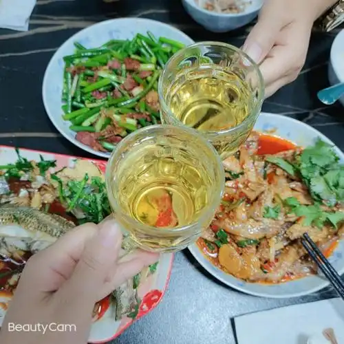 jenny:干杯 多希望在我喝酒的时候,能有一个人拉着我的手,深情的对我