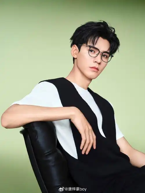 龚俊戴眼镜的样子,简直帅得无法形容!