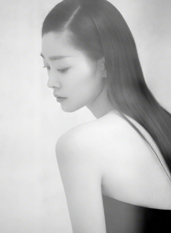 宋轶拍性感写真,完美侧颜,网友:这个侧颜我给满分