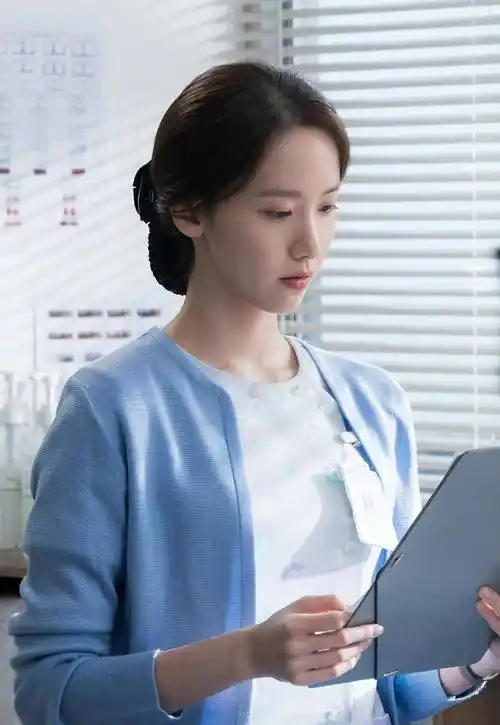 林允儿新剧剧照曝光,清纯如大学生,网友惊呼:果真是冻龄女神!