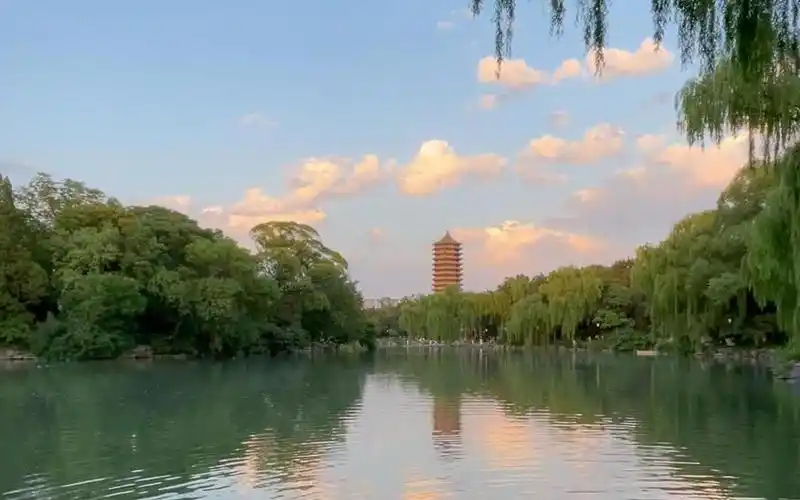 未名湖,博雅塔,向云端