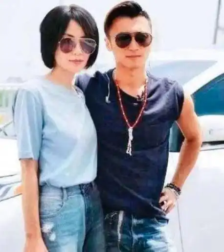 窦靖童否认与女导演结婚罕见谈谢霆锋自认厨艺比王菲厉害