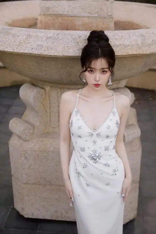 #虞书欣白色露背钉珠礼服裙#