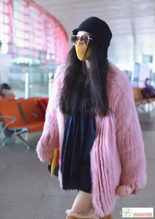 范冰冰高调走机场身穿粉色皮草高级贵气脚踩过膝靴大秀美腿