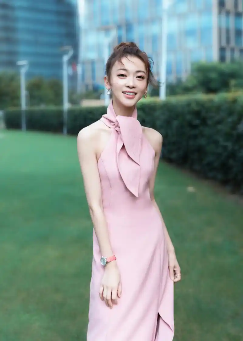 1990年8月16日职业:简介:吴谨言,1990年8月16日出生,中国内地女演员