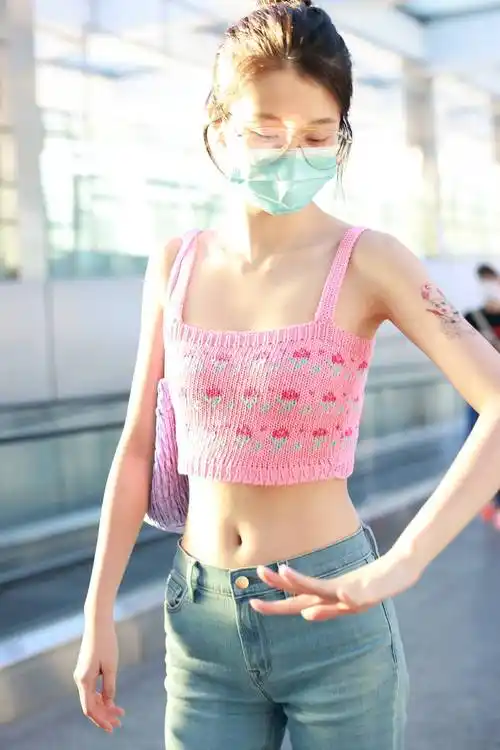 乔欣粉色吊带秀无敌小蛮腰 戴眼镜似清纯学妹