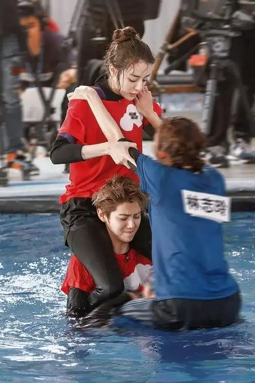 当年谁还没有磕过鹿晗迪丽热巴呢