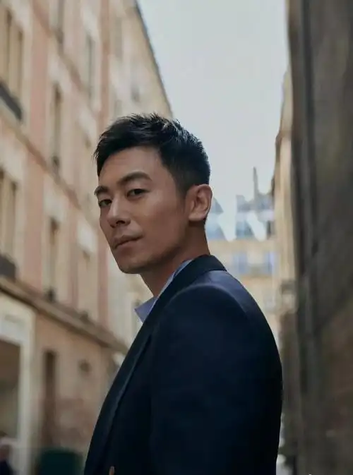 于江苏省盐城市,毕业于北京电影学院表演系本科班,中国内地影视男演员