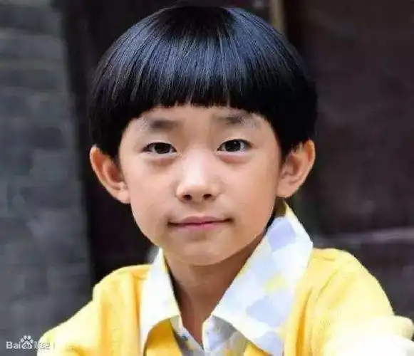 小时候的范丞丞,乍一看还有点像易烊千玺,可能是因为有同款锅盖头和单