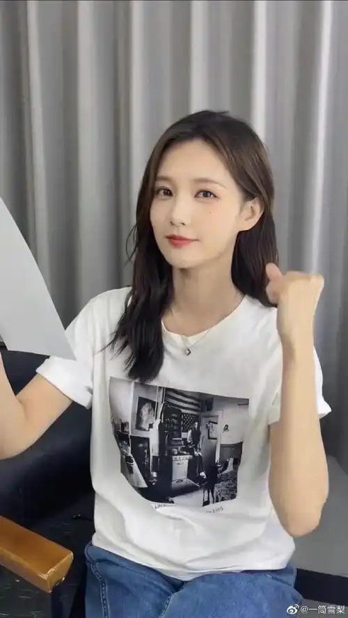 李一桐笑起来弯弯的一双眼睛