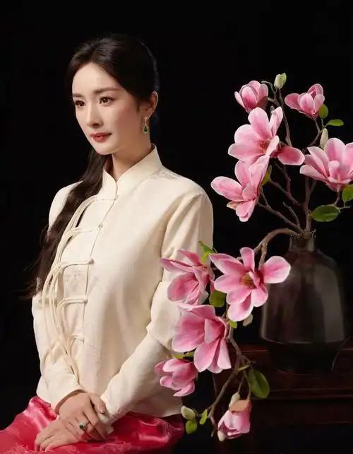 杨幂穿旗袍真的太美了能一直顶流这么多年不是没原因的