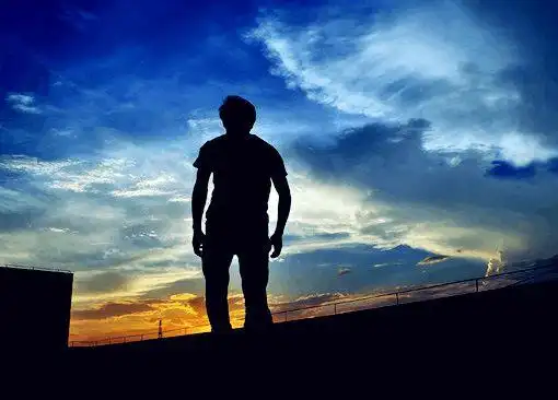 大叔的背影总是有种安全的感觉,成熟稳重的大叔无疑是女孩最