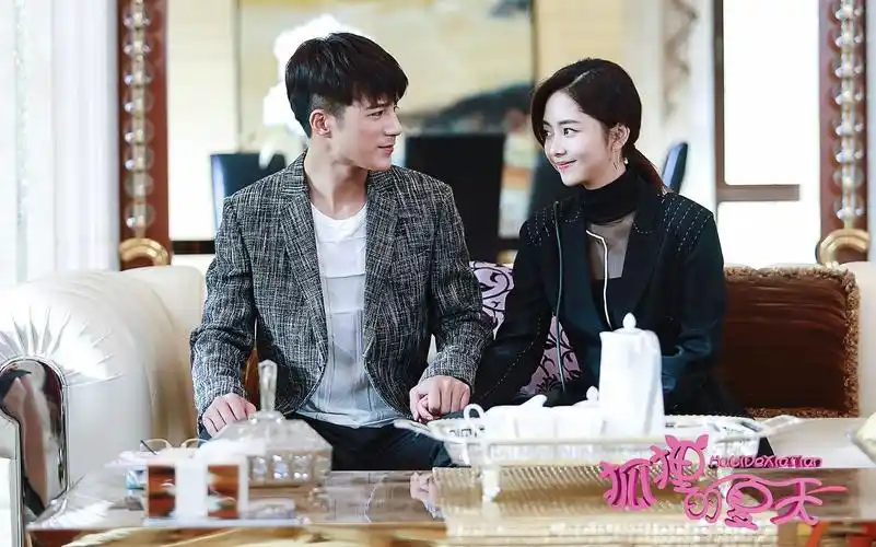 【狐狸的夏天】第二季未播花絮之姜潮抱紧谭松韵贴耳唱歌不撒手