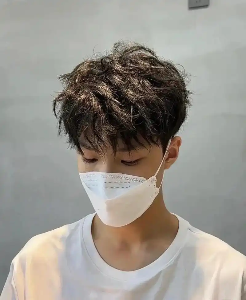 男生秋冬凌乱蝴蝶烫