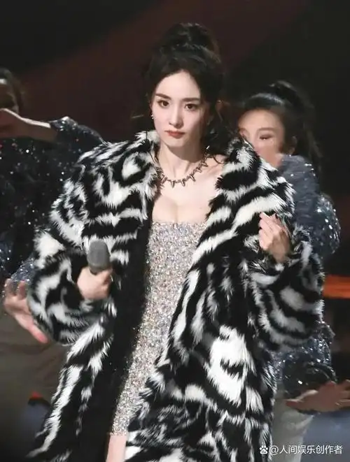 杨幂跨年晚会热舞,险走光,不愧是"少女幂",网友直呼好身材