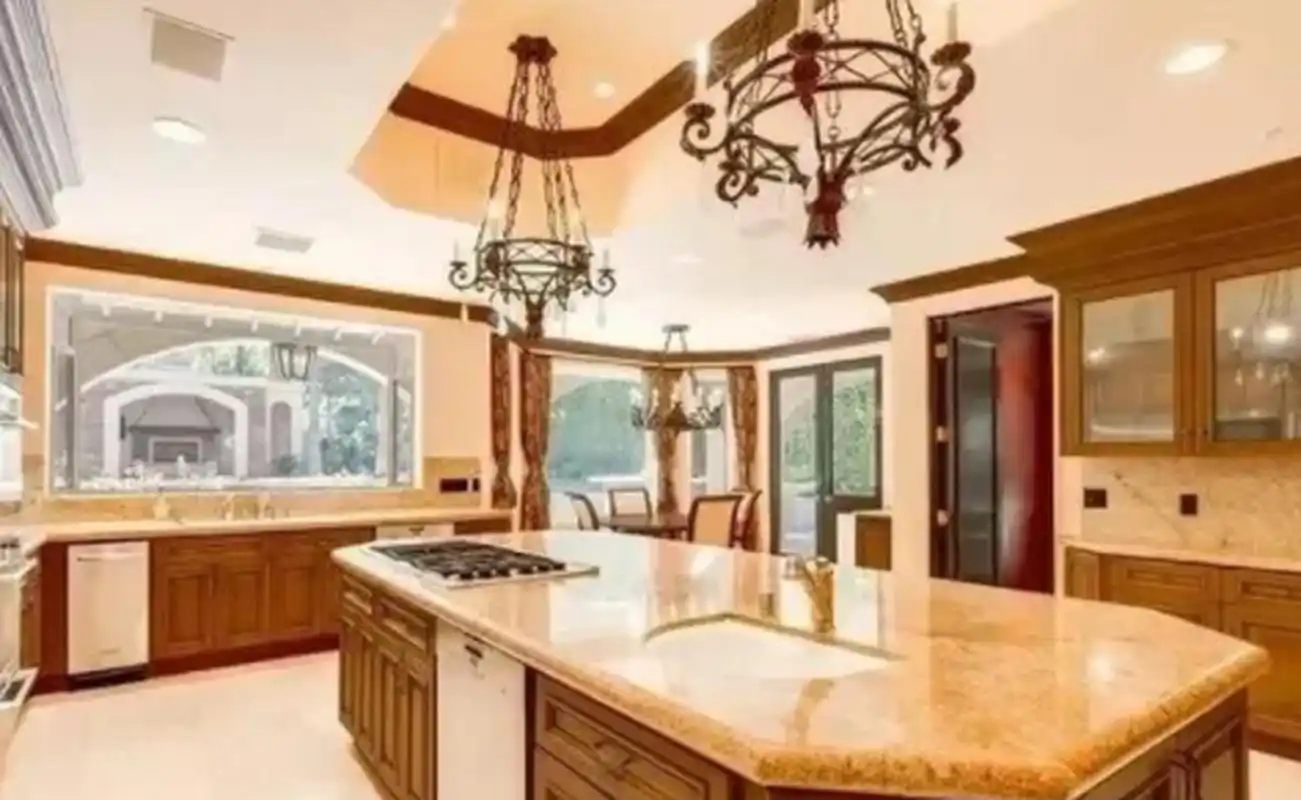 董卿的家在美国洛杉矶的比弗利山上,一座6000万的豪宅,整栋别墅800