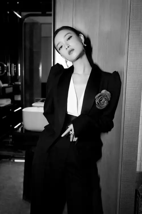 倪妮黑色西装魅力性感写真图片