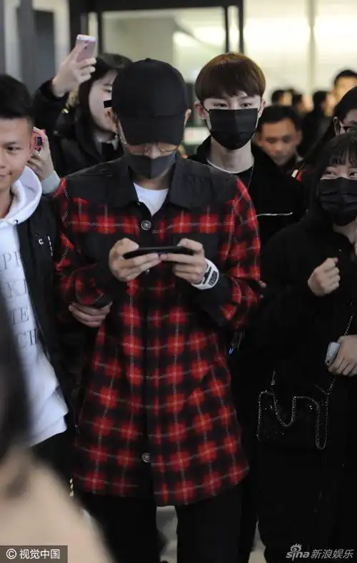 黄子韬一路玩手机