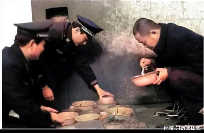 2005年,合肥看守所,一名死刑犯在生命的最后5小时留下的照片|黄镇