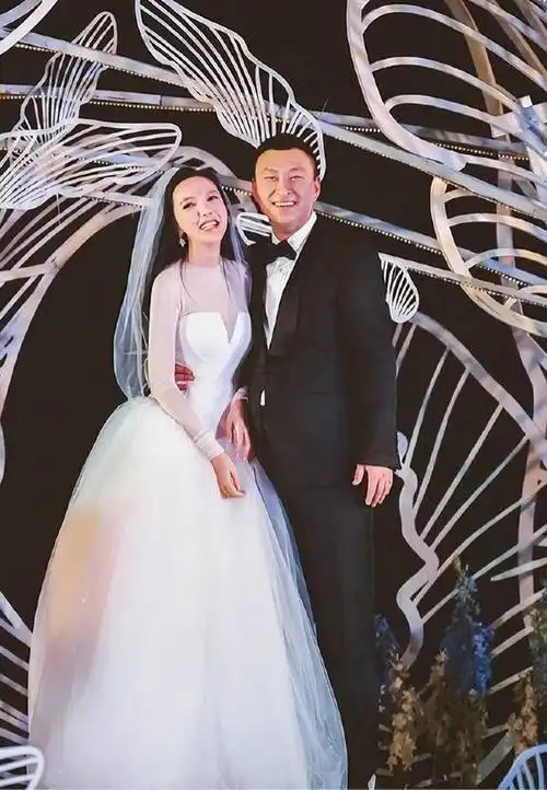 上海主持人刘彦池37岁台上璀璨台下美满两度嫁入豪门