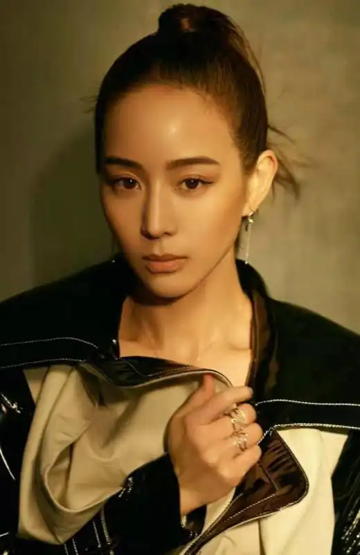 "发际线"高的女人,这4款发型不要轻易碰,显老不说还特没气质