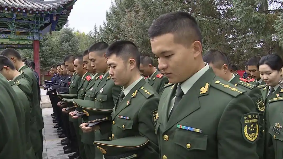 仪式正式开始,全体肃立,奏唱《中华人民共和国国歌》.