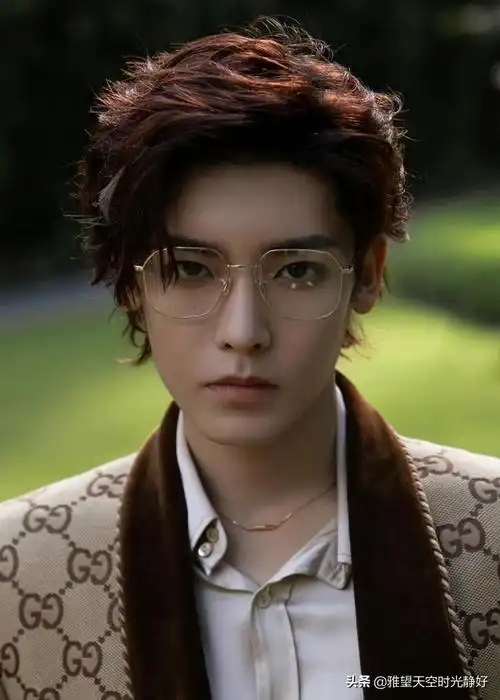 张翰戴眼镜再现"占南弦"扮相,"霸道总裁"一脸禁欲狂吸粉(张翰的的眼睛