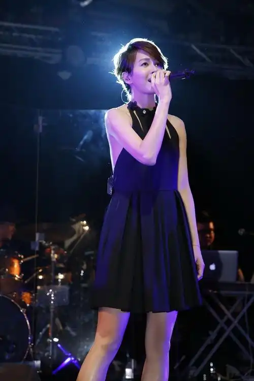 梁咏琪beside you音乐会 邀请20年来工作人员大团圆