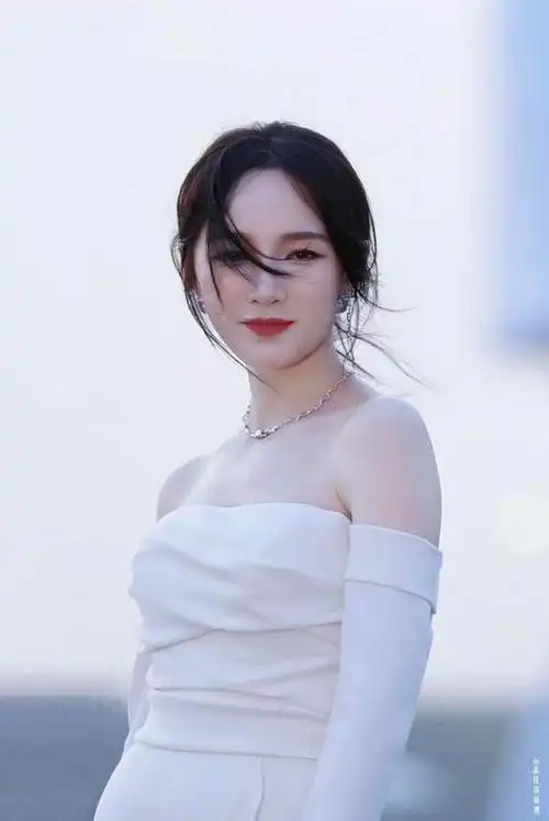 孟佳本人不愧是唱跳天花板女歌手,前面天赐的声音三期四个舞台还令人