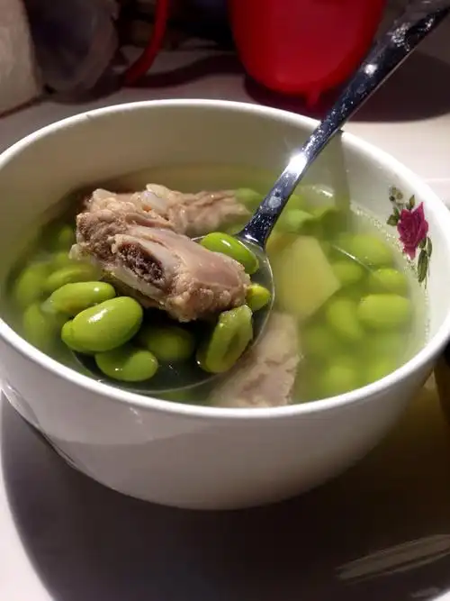 营养早餐,今天本宫做的爱心早餐:毛豆排骨汤and红提黑芝麻发糕!