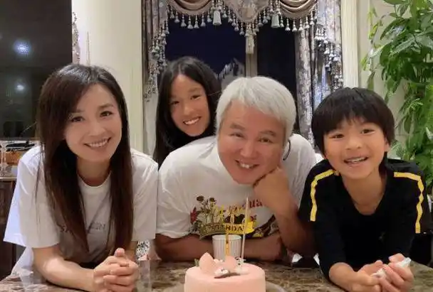 张庭为孩子过生日,不化妆还露额头,51岁素颜竟比12岁女儿还好看_林瑞